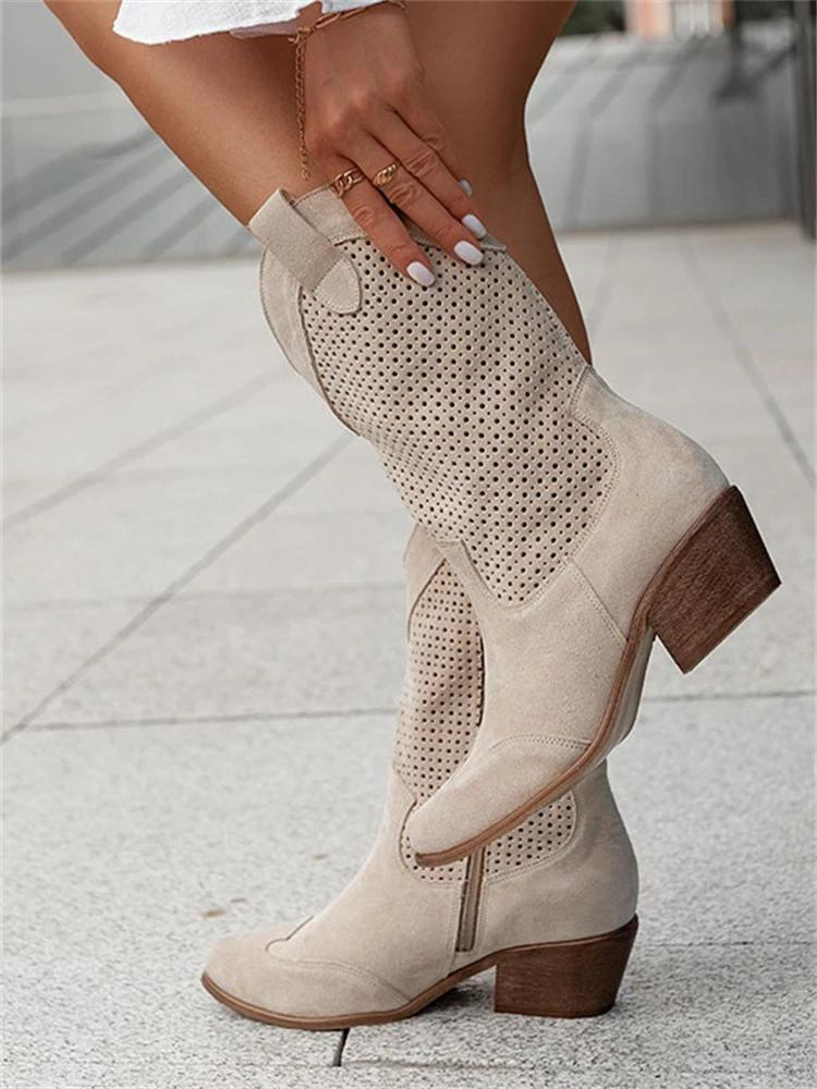 Stijlvolle witte dames cowboylaarzen met perforatiedetails en blokhak, perfect voor modieuze en comfortabele stappen.