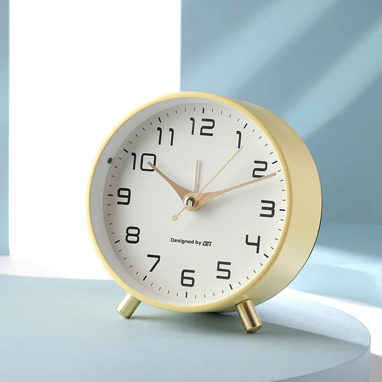 "Stille minimalistische Scandinavische wekker, elegant ontwerp, past in elk interieur, beschikbaar in diverse kleuren."