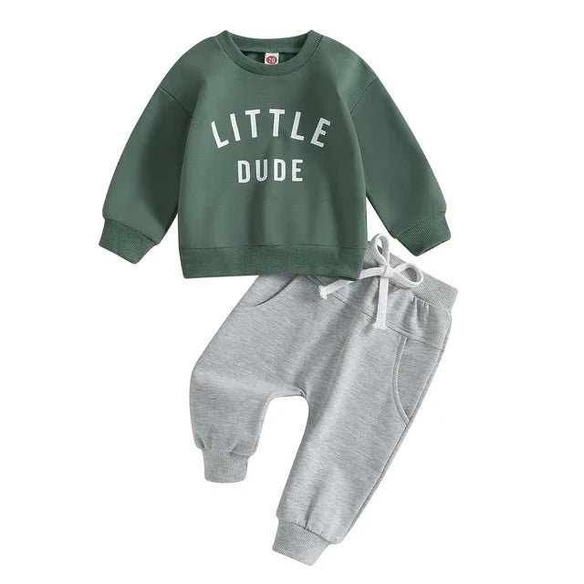"Stoere herfstoutfit voor jongens met een kleurrijke letterprint trui en comfortabele broek, perfect voor actieve peuters."