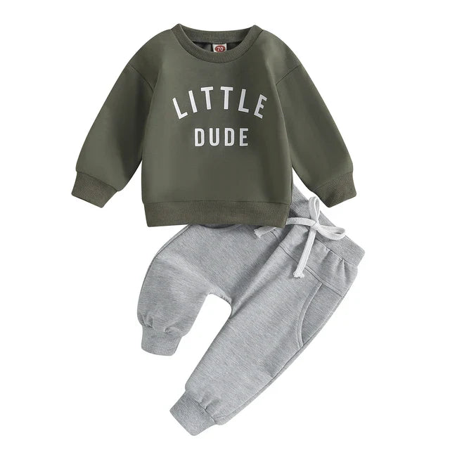"Stoere herfstoutfit voor jongens met een kleurrijke letterprint trui en comfortabele broek, perfect voor actieve peuters."