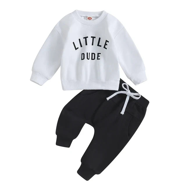 "Stoere herfstoutfit voor jongens met een kleurrijke letterprint trui en comfortabele broek, perfect voor actieve peuters."