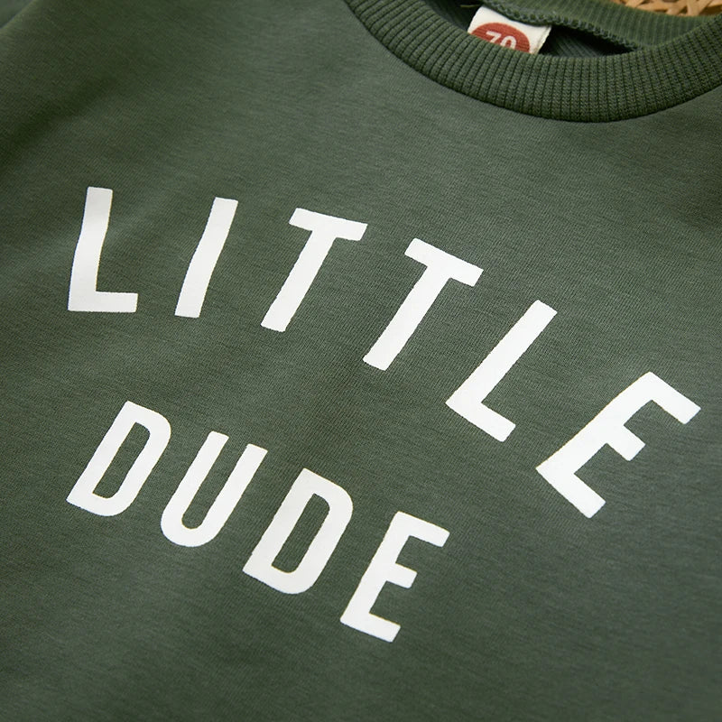 "Stoere herfstoutfit voor jongens met een kleurrijke letterprint trui en comfortabele broek, perfect voor actieve peuters."
