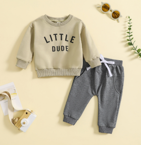 "Stoere herfstoutfit voor jongens met een kleurrijke letterprint trui en comfortabele broek, perfect voor actieve peuters."