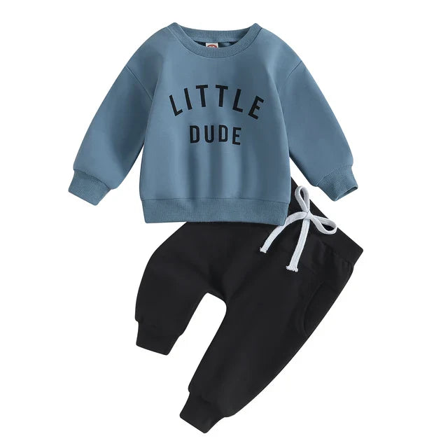 "Stoere herfstoutfit voor jongens met een kleurrijke letterprint trui en comfortabele broek, perfect voor actieve peuters."