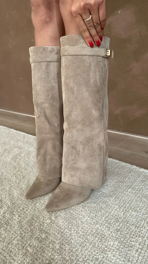 "Suède dames kniehoge laarzen met verborgen hiel, elegante gouden riemdetails, luxe uitstraling, comfort voor dagelijks gebru
