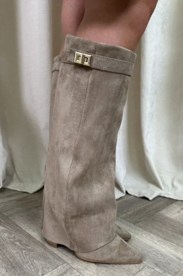 "Suède dames kniehoge laarzen met verborgen hiel, elegante gouden riemdetails, luxe uitstraling, comfort voor dagelijks gebru