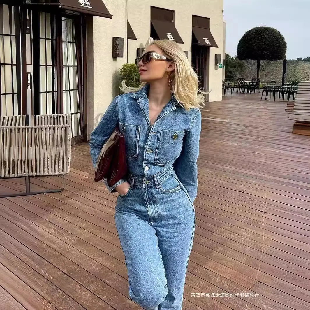 "Trendy denim dames jumpsuit met rechte pasvorm en stijlvolle knopen, ideaal voor comfortabele herfstoutfits."