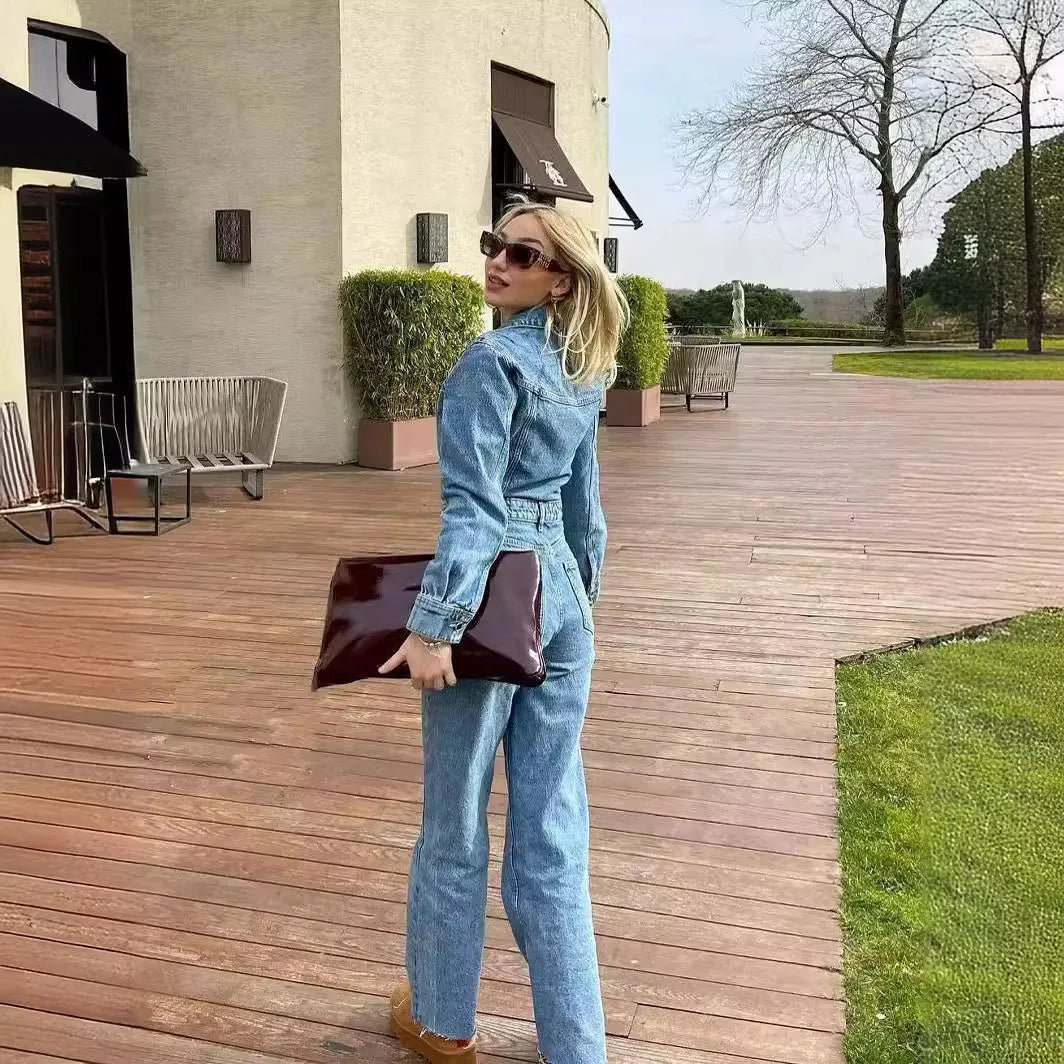 "Trendy denim dames jumpsuit met rechte pasvorm en stijlvolle knopen, ideaal voor comfortabele herfstoutfits."