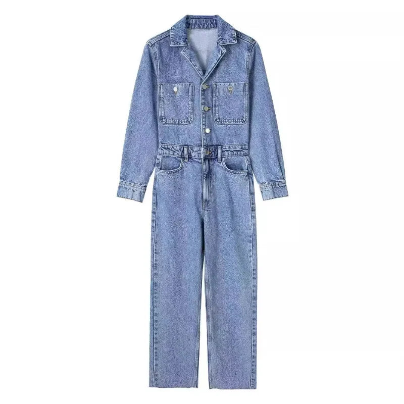 "Trendy denim dames jumpsuit met rechte pasvorm en stijlvolle knopen, ideaal voor comfortabele herfstoutfits."