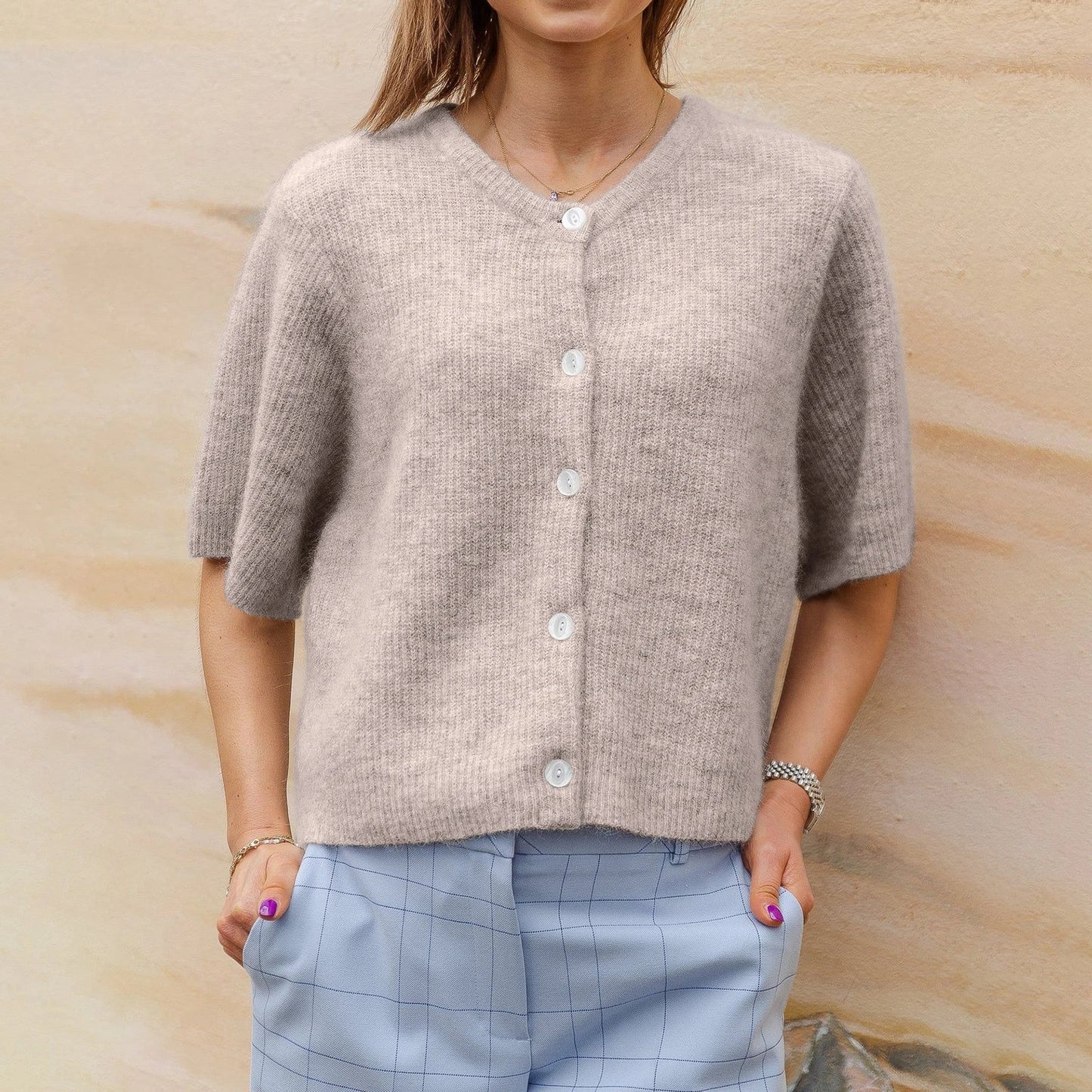 "Trendy gele streetwear blouse met korte mouwen en ronde hals, perfect voor een moderne, veelzijdige look in dameskleding."