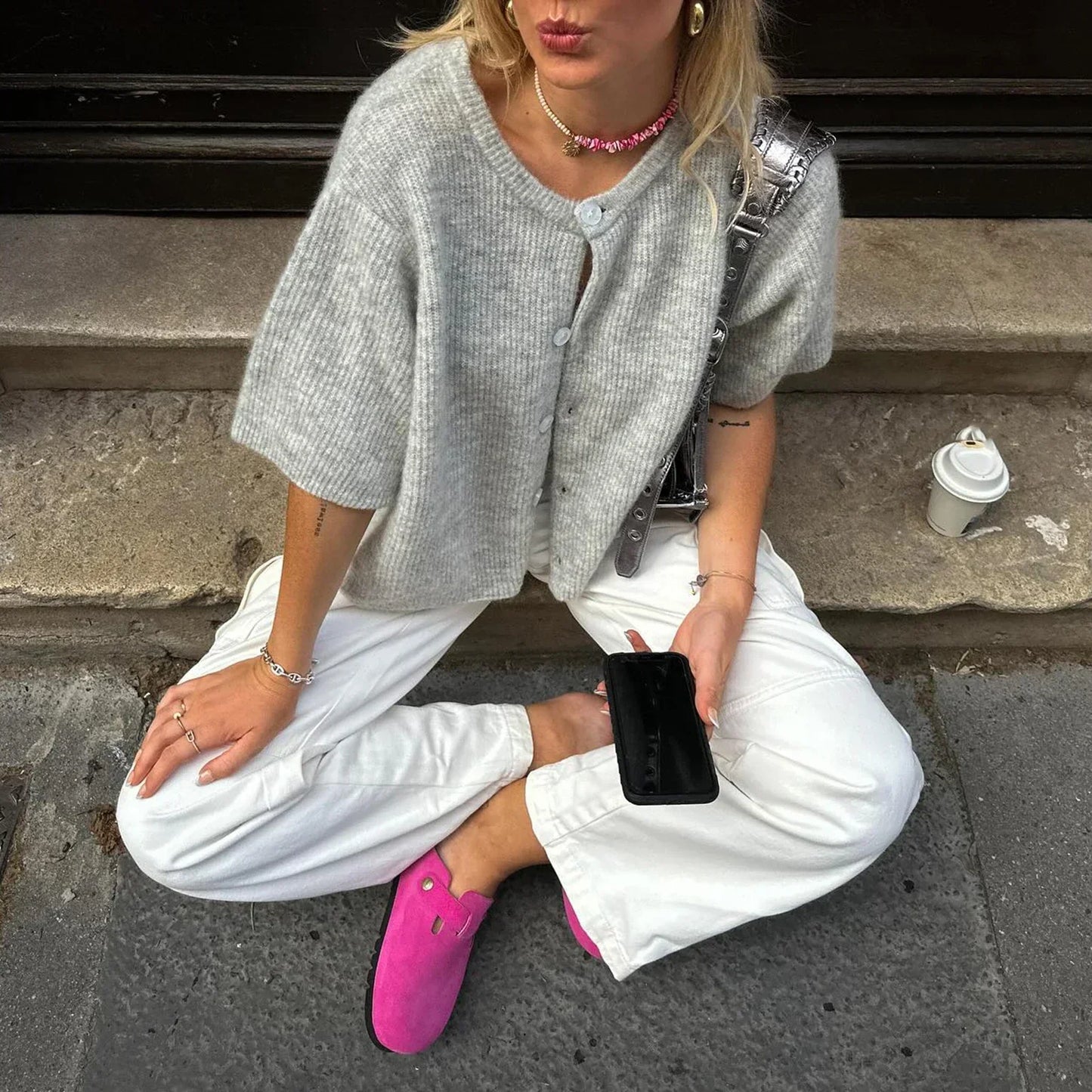 "Trendy gele streetwear blouse met korte mouwen en ronde hals, perfect voor een moderne, veelzijdige look in dameskleding."