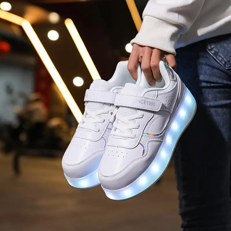 Trendy kinderschoenen met rollers en LED-verlichting, verkrijgbaar in paars, roze en wit, perfect voor avontuurlijke kids.