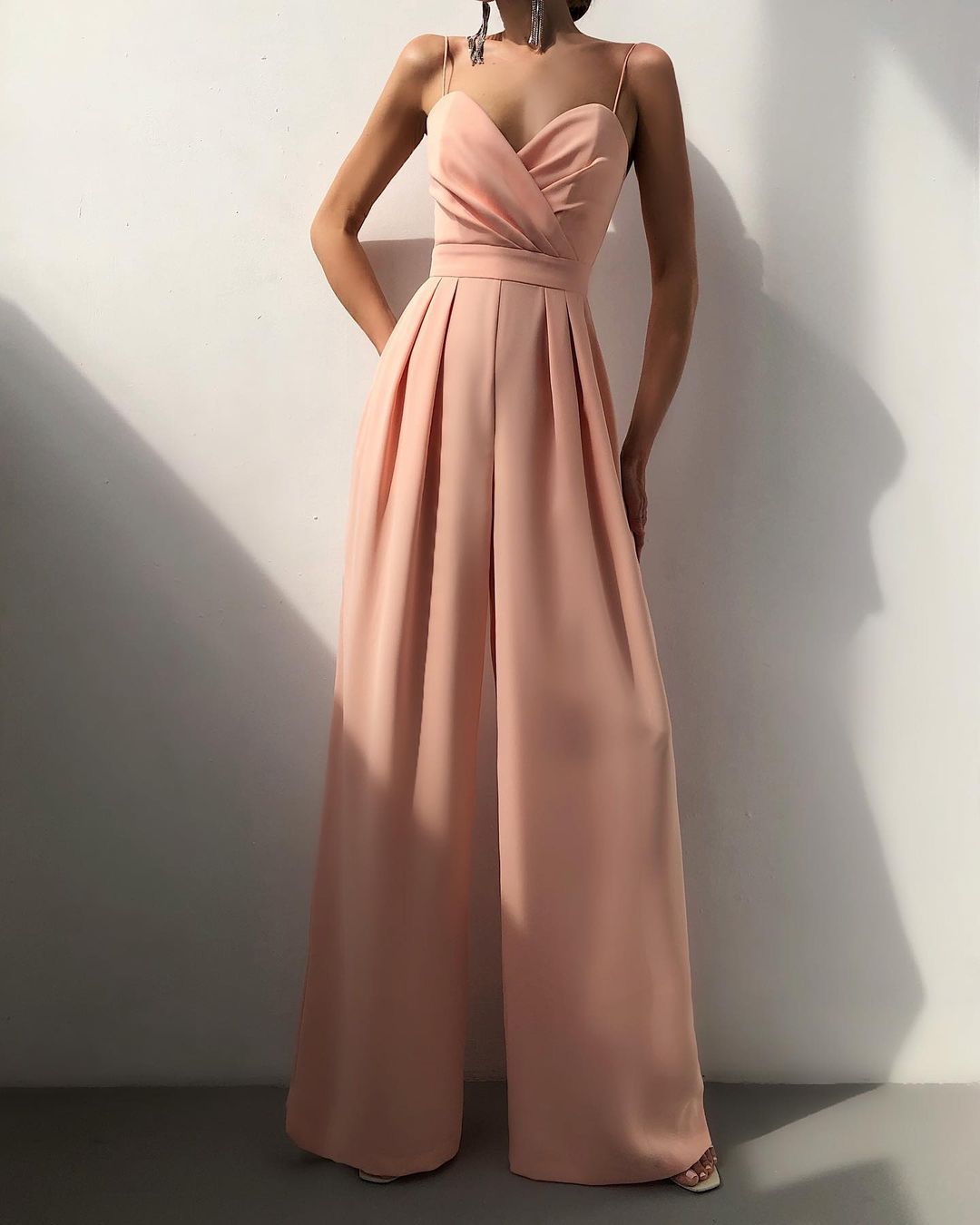 "Trendy Sienna jumpsuit met verleidelijke schouderbanden en nauwsluitende pasvorm, ideaal voor comfort en stijl."