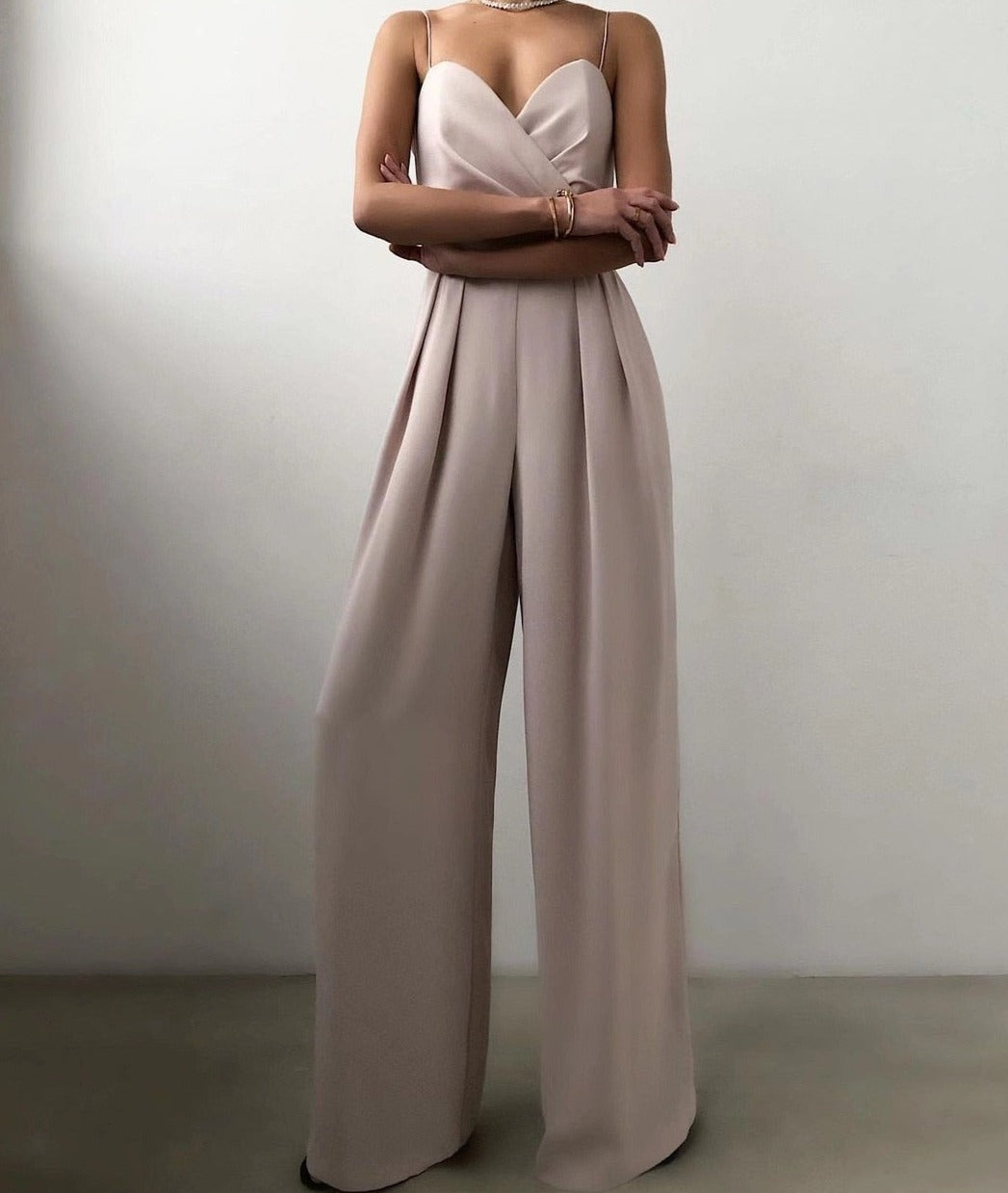 "Trendy Sienna jumpsuit met verleidelijke schouderbanden en nauwsluitende pasvorm, ideaal voor comfort en stijl."