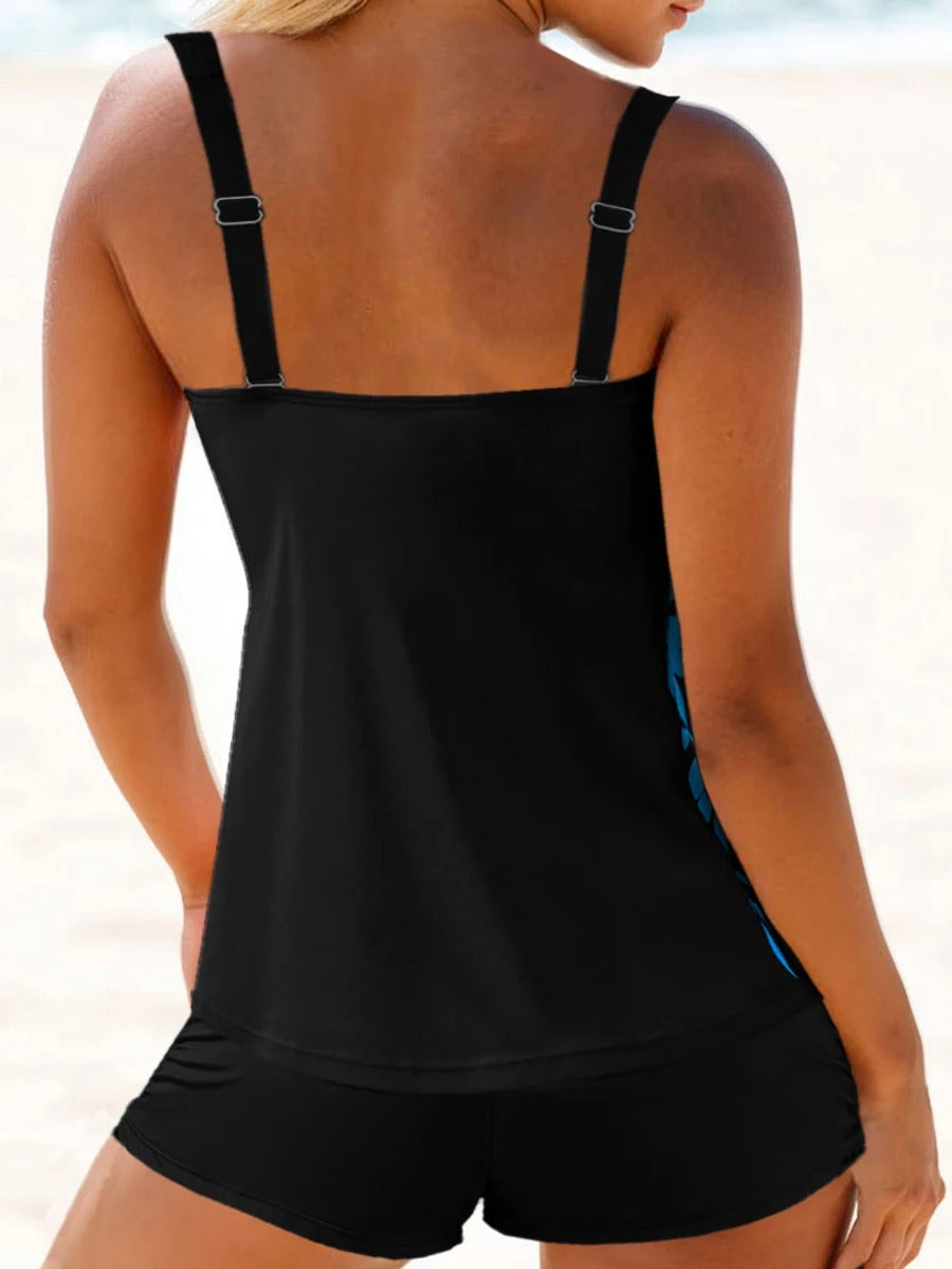 "Trendy tankini set met short in levendige kleuren, losvallende top en praktische short voor comfort en stijl bij strand of z