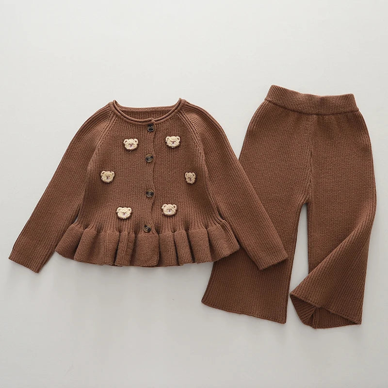 "Tweedelige winterset voor kinderen met berenontwerp, warm en trendy, perfect voor koude dagen, flexibel en comfortabel."