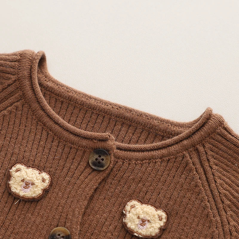 "Tweedelige winterset voor kinderen met berenontwerp, warm en trendy, perfect voor koude dagen, flexibel en comfortabel."