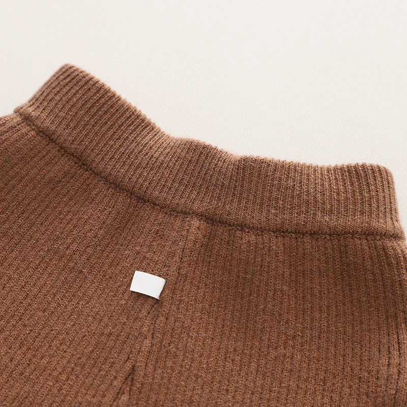 "Tweedelige winterset voor kinderen met berenontwerp, warm en trendy, perfect voor koude dagen, flexibel en comfortabel."