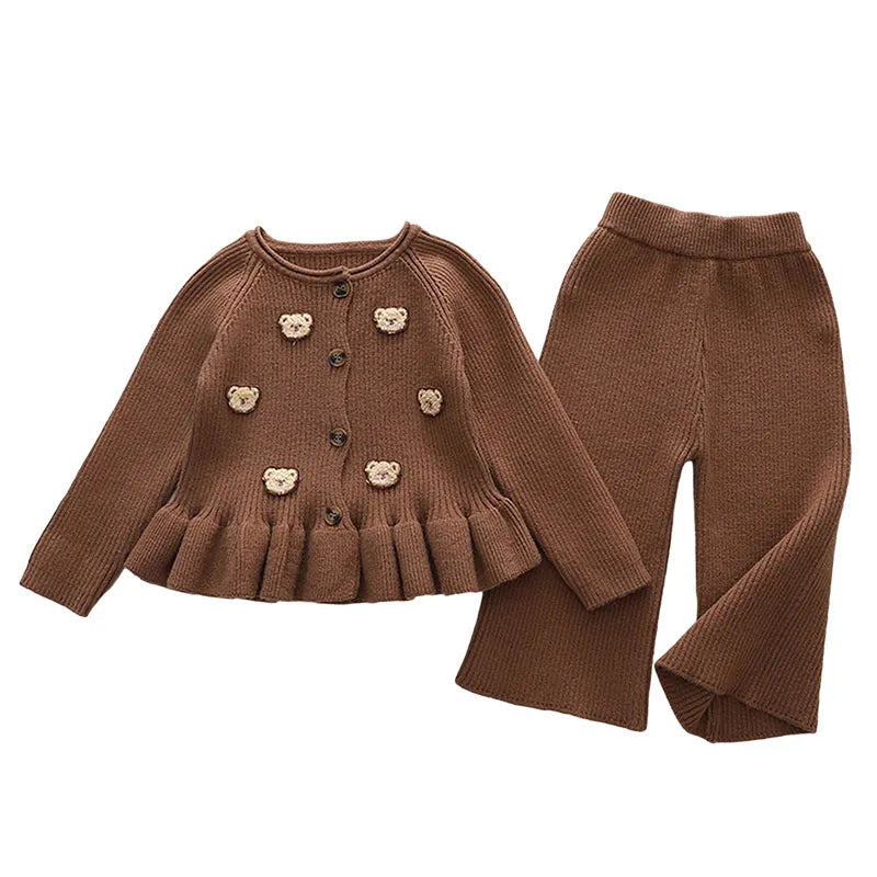 "Tweedelige winterset voor kinderen met berenontwerp, warm en trendy, perfect voor koude dagen, flexibel en comfortabel."