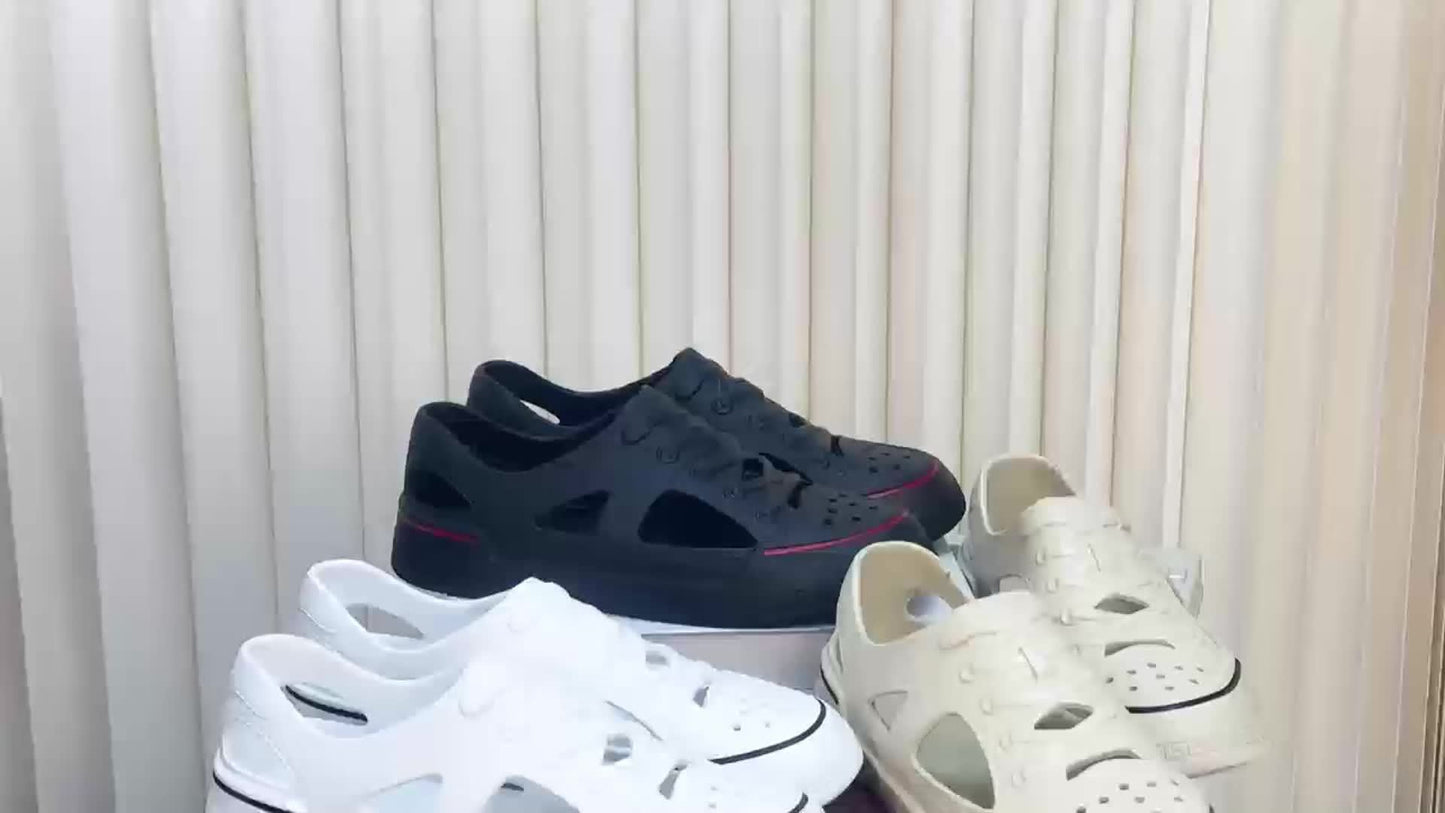 "Ultralichte uniseks waterschoenen voor strand, ademend ontwerp, lichtgewicht, zwart met oranje accenten, antislipzool."