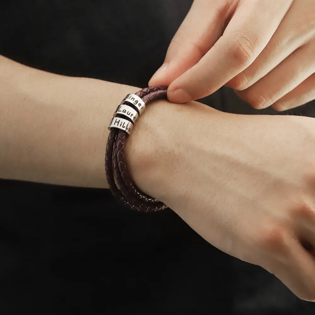 "Unisex leren armband met zilveren kralen en persoonlijke namen in zwart of bruin, stijlvol en betekenisvol accessoire."
