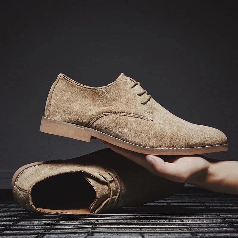 "Veganistisch suède Oxford herenschoenen in bruin, khaki, zwart. Stijlvol ontwerp met duurzame, zachte zolen voor comfort."