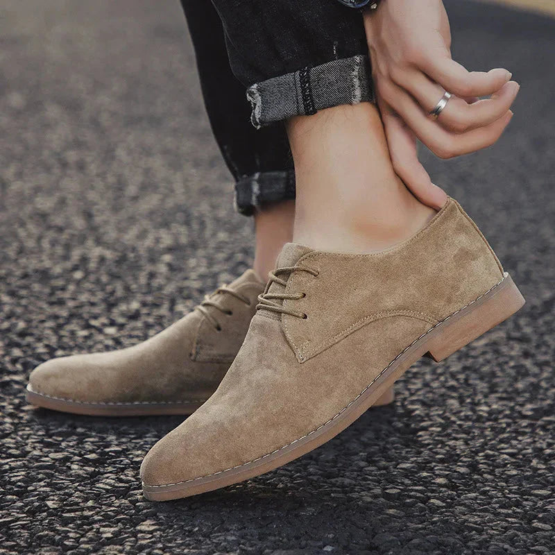 "Veganistisch suède Oxford herenschoenen in bruin, khaki, zwart. Stijlvol ontwerp met duurzame, zachte zolen voor comfort."