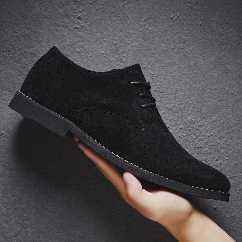 "Veganistisch suède Oxford herenschoenen in bruin, khaki, zwart. Stijlvol ontwerp met duurzame, zachte zolen voor comfort."