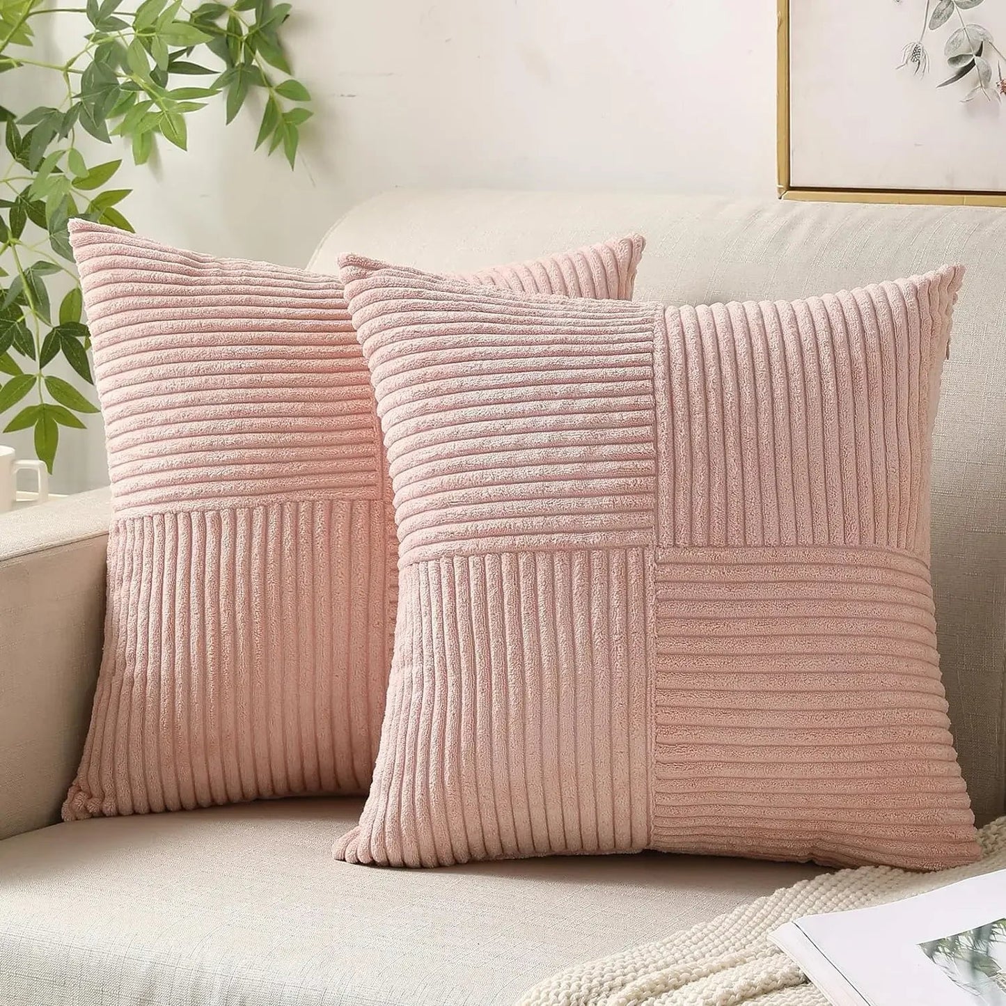 Vierkante kussenhoes van zacht ribfluweel, 45x45 cm, met geribbelde structuur in diverse kleuren en verborgen ritssluiting.