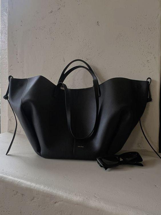 "Vintage leren tote bag voor dames met elegant design en ruime opbergruimte, perfect voor elke gelegenheid."
