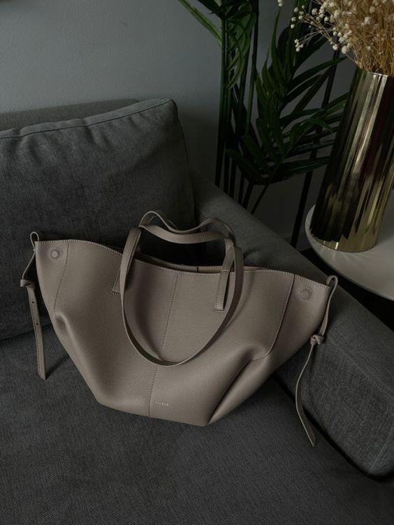 "Vintage leren tote bag voor dames met elegant design en ruime opbergruimte, perfect voor elke gelegenheid."