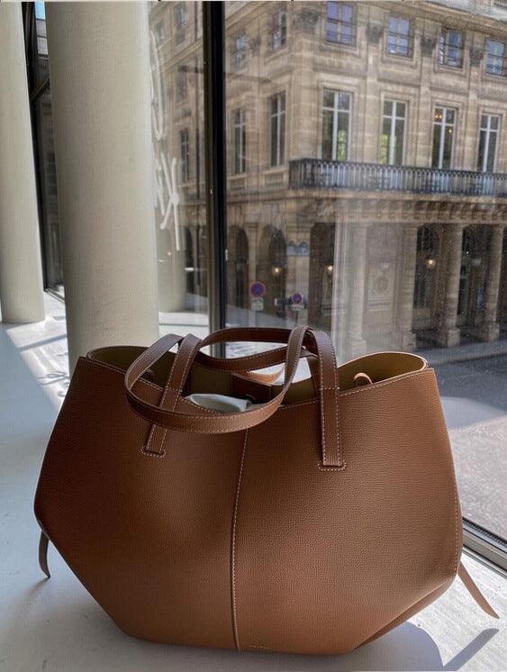 "Vintage leren tote bag voor dames met elegant design en ruime opbergruimte, perfect voor elke gelegenheid."