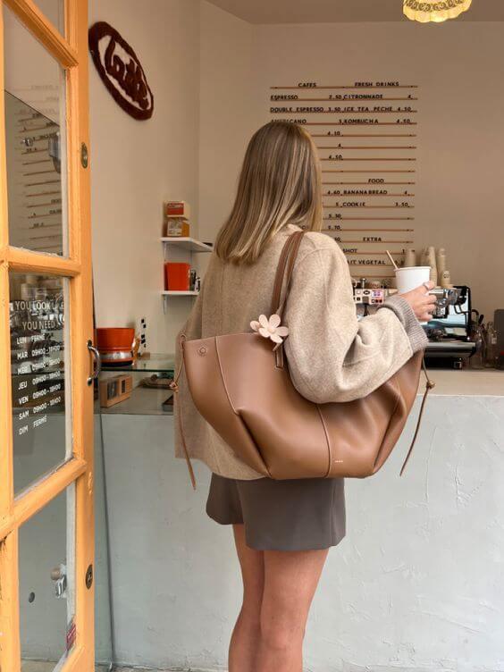 "Vintage leren tote bag voor dames met elegant design en ruime opbergruimte, perfect voor elke gelegenheid."