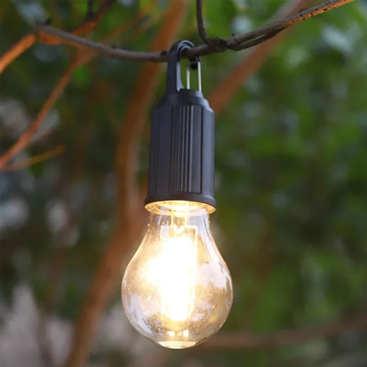 "Vintage oplaadbare gloeilamp voor buiten, draadloos en duurzaam, ideaal voor kamperen of tuinverlichting."