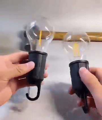 "Vintage oplaadbare gloeilamp voor buiten, draadloos en duurzaam, ideaal voor kamperen of tuinverlichting."