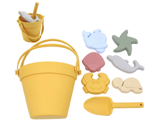 "Vrolijke Silicone Beach Set met emmer en speeltjes in blauwe, gele en groene tinten; veilige, milieuvriendelijke keuze."