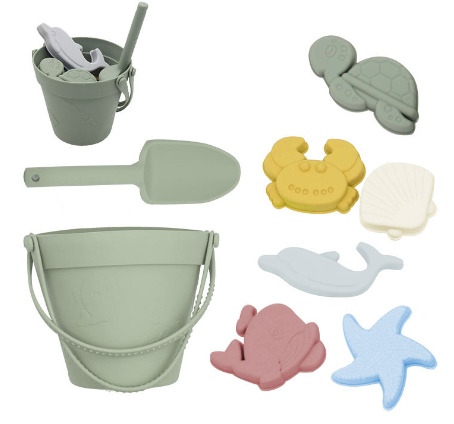 "Vrolijke Silicone Beach Set met emmer en speeltjes in blauwe, gele en groene tinten; veilige, milieuvriendelijke keuze."