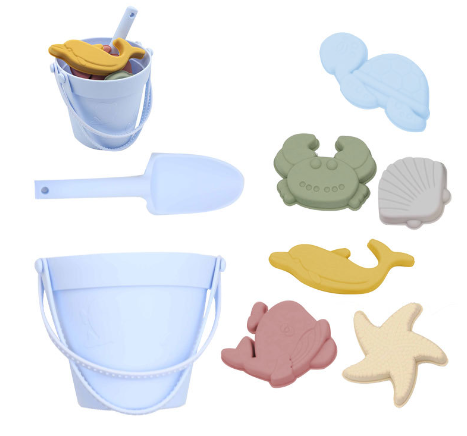 "Vrolijke Silicone Beach Set met emmer en speeltjes in blauwe, gele en groene tinten; veilige, milieuvriendelijke keuze."