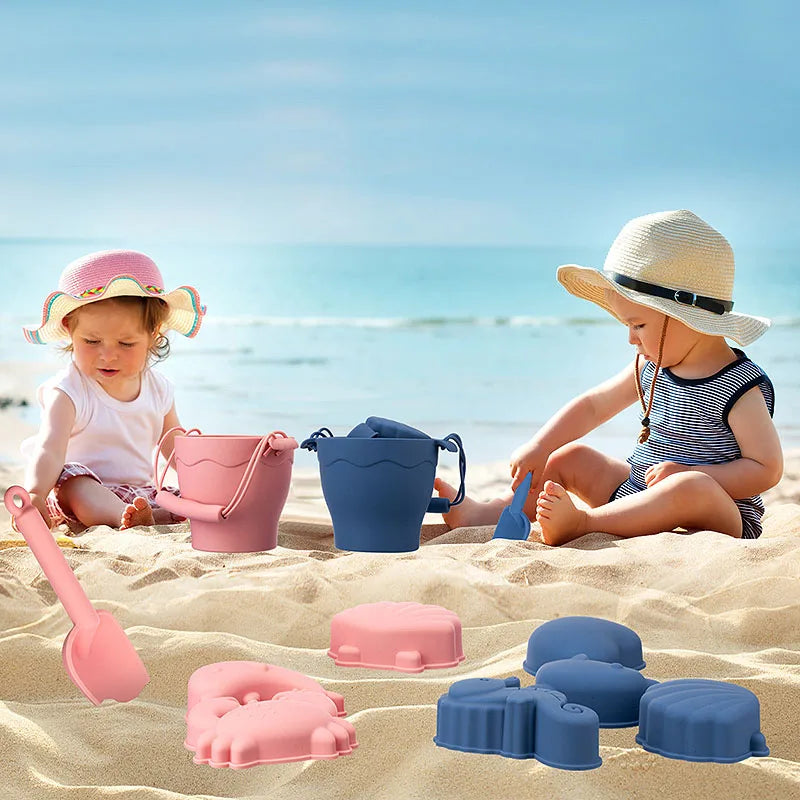 "Vrolijke Silicone Beach Set met emmer en speeltjes in blauwe, gele en groene tinten; veilige, milieuvriendelijke keuze."