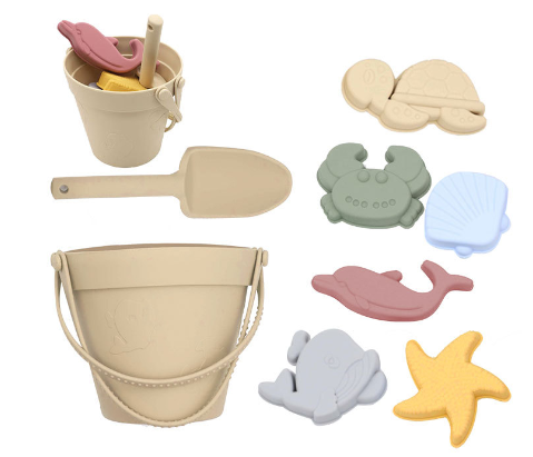 "Vrolijke Silicone Beach Set met emmer en speeltjes in blauwe, gele en groene tinten; veilige, milieuvriendelijke keuze."