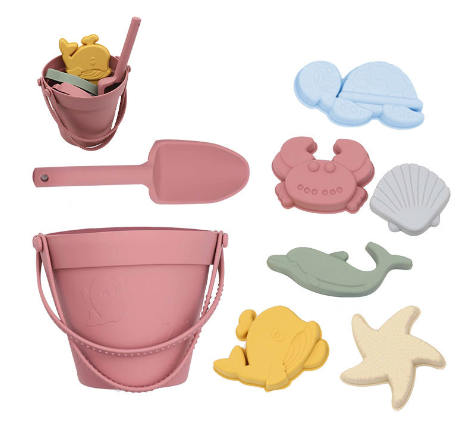 "Vrolijke Silicone Beach Set met emmer en speeltjes in blauwe, gele en groene tinten; veilige, milieuvriendelijke keuze."