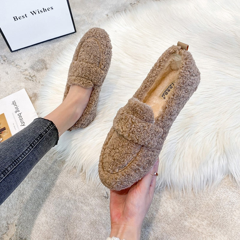 "Warme pluche damespantoffels met antislipzool, crèmekleurig zacht materiaal voor comfort en veiligheid binnenshuis."