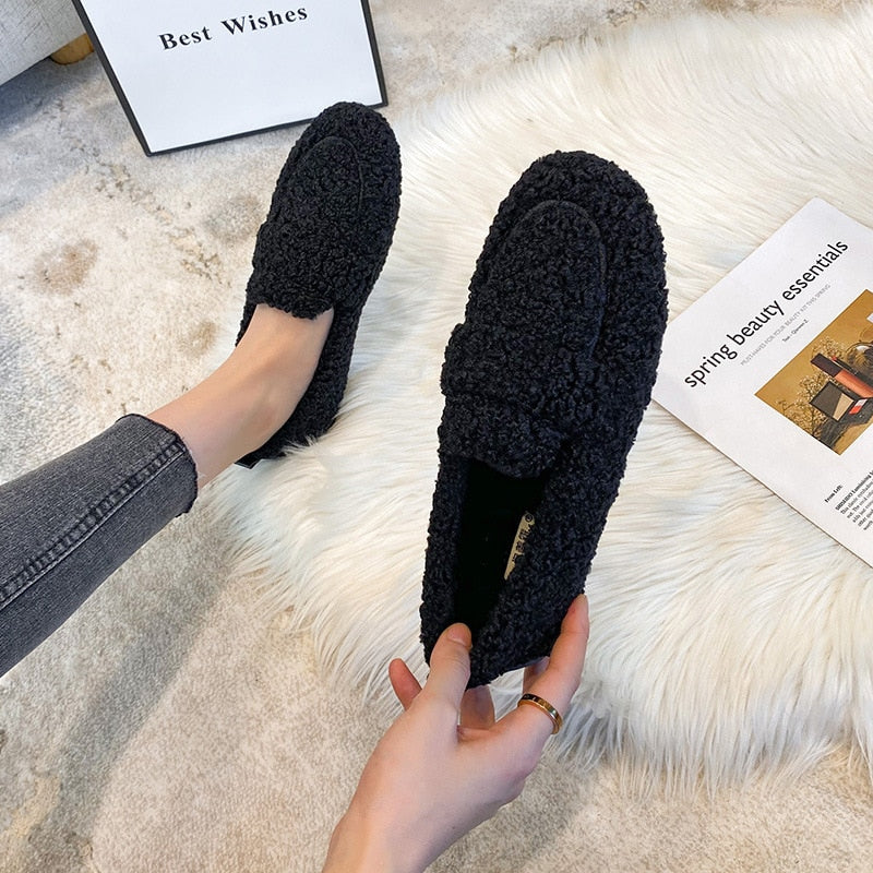 "Warme pluche damespantoffels met antislipzool, crèmekleurig zacht materiaal voor comfort en veiligheid binnenshuis."