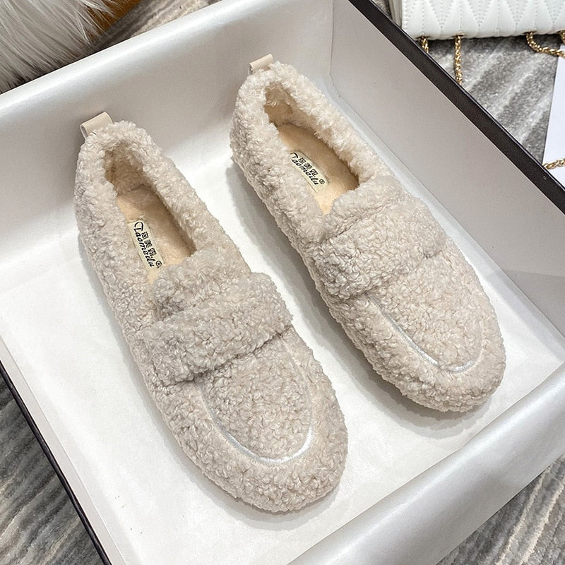 "Warme pluche damespantoffels met antislipzool, crèmekleurig zacht materiaal voor comfort en veiligheid binnenshuis."