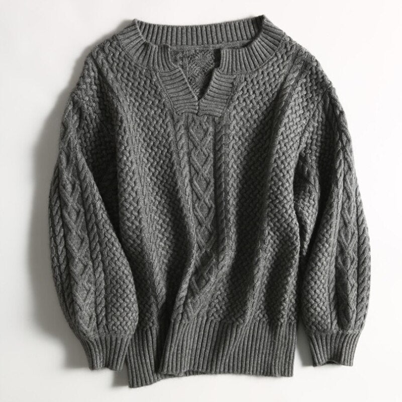 Warme wollen trui voor dames met kabelpatroon, verkrijgbaar in diverse kleuren en maten, perfect voor winterse stijl.