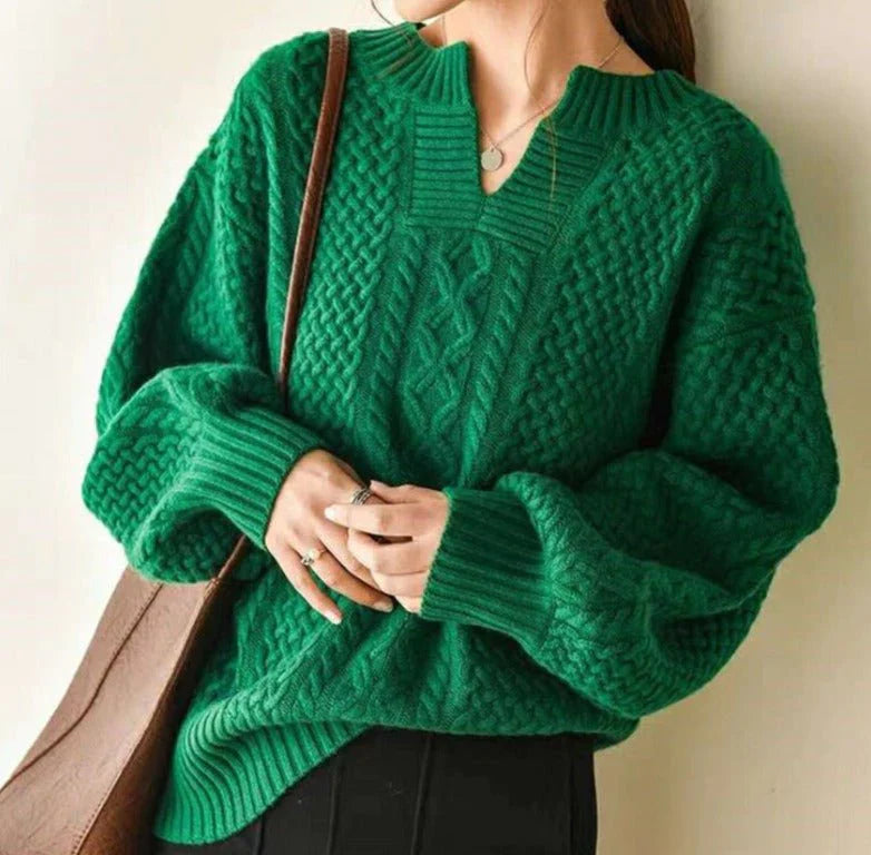 Warme wollen trui voor dames met kabelpatroon, verkrijgbaar in diverse kleuren en maten, perfect voor winterse stijl.