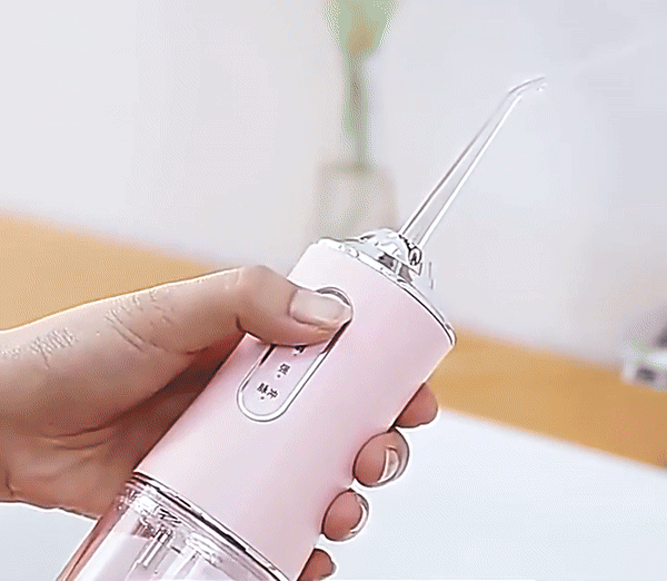 "Waterflosser met 360° spuitkop, ruime watertank en compact design voor optimale mondhygiëne."