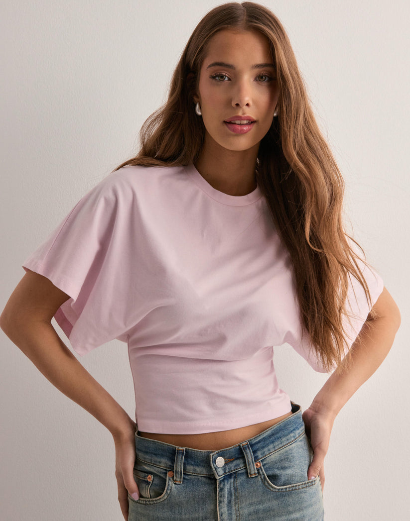 "Wijdmouw Amaya T-shirt zachtroze; trendy, comfortabel, vrouwelijk, stijlvolle look; veelzijdig voor elke gelegenheid."