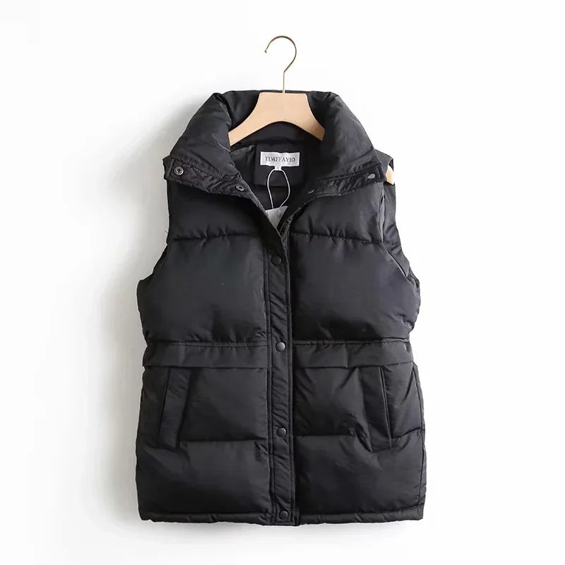 "Winddichte dames bodywarmer wit, lichtgewicht en veelzijdig ontwerp met hoge kraag en praktische zakken vooraanzicht"