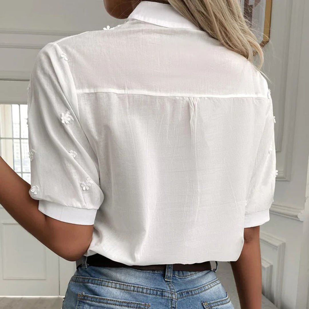 "Witte damesblouse, modieus en veelzijdig, met lange mouwen en tijdloze elegantie, geschikt voor elke gelegenheid."